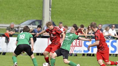 Archivbild: Hubert Ziegler
Heimsieg und Auswärtsunentschieden – in der vergangenen Saison hatte der SV Schmidmühlen (im Bild Zweiter von links Daniel Fochtner) in der Bezirksliga die Nase vorn im Derby gegen den 1. FC Rieden (Zweiter von rechts Michael Fleischmann). Am Freitag treffen die beiden Vereine erneut aufeinander – diesmal eine Klasse tiefer in der Kreisliga.