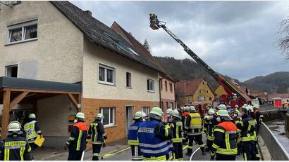 Bild: lei
Mit der Drehleiter brachte die Feuerwehr eine Bewohnerin in Sicherheit.