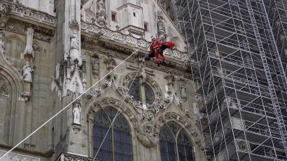 Bild: Alexander Unger
Die Höhenretter der Berufsfeuerwehr Regensburg ziehen die Blicke auf sich: Sie seilen bei der Großübung einen "verletzten" Handwerker vom Südturm des Regensburger Doms ab.