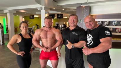 Bild: Toms Sport-Lounge/exb
Der Deutsche Bodybuilding-Meister Tobias Limbacher (Zweiter von links) mit Studiobetreiber Thomas Koller (Zweiter von rechts), Horst Wetterau und Heidi Griesbach, die ebenfalls in „Toms Sport-Lounge“ trainiert.