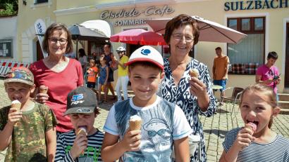 Bild: Stephan Huber
Oma Elfriede Haas (hinten links) mit ihren Enkeln (vorne, von links) Toni (7), Kilian (6) und Lukas (11) sowie Oma Erna Englhard mit der Enkelin Lena (7) sind begeistert vom kostenlosen Sommereis.