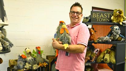 Bild: Stefan Schreibelmayer
Sigikid-Chef Axel Gottstein mit dem Plüsch-Hahn, den das ZDF an seine Olympia-Gäste verteilt.