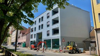 Bild: Gabi Schönberger
Im freundlichen Grau präsentiert sich das "Stadthaus" des ADAC auf der Bürgermeister-Prechtl-Straße. Bis Ende des Monats soll die Baustelle davor auch der Vergangenheit angehören.