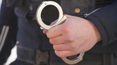 Symbolbild: Marcus Brandt/dpa
Die Polizei nahm einen 27-Jährigen fest.