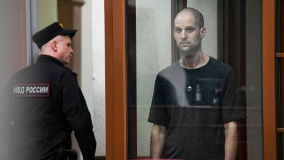 Bild: Dmitri Lovetsky/AP/dpa
„Wall Street Journal“-Reporter Evan Gershkovich (r) wurde von einem russischen Gericht wegen angeblicher Spionage zu 16 Jahren Haft verurteilt. Sein Arbeitgeber und die USA wiesen die Vorwürfe als erfunden zurück. (Archivbild)