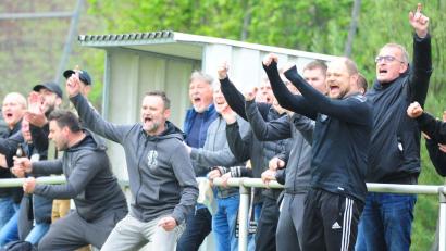 Archivbild: Schrems
Endlich wieder einen Sieg bejubeln: Markus Pappenberger (Mitte) und die SpVgg Wiesau gastieren am Freitagabend bei den SF Kondrau. Beide Teams sind in der Kreisliga-Saison noch ohne Punkt.