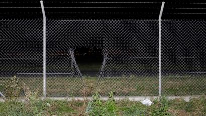 Bild: Julius-Christian Schreiner/dpa
Durch ein Loch im Zaun verschafften sich die Aktivisten Zugang zum Flughafengelände.