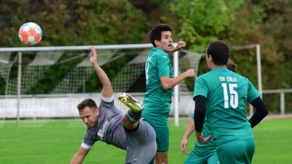 Archivbild: mhs
Florian Schlagenhaufer (links) und der 1. FC Schwarzenfeld sind perfekt in die neue Kreisliga-Saison gestartet. Nun geht es gegen den TSV Dieterskirchen. Auf Spielertrainer Andreas Meyer (mitte) und den TSV Stulln wartet der Bezirksliga-Absteiger SC Katzdorf.