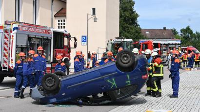 Bild: kki
Einen Großunfall stellt die Schirmitzer Wehr an der Pfarrkirche nach.