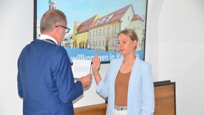 Bild: ak
Bürgermeister Roman Schäffler nahm der neuen Stadträtin Amelie Krauß den Amtseid ab. Sie tritt die Nachfolge von Katharina Hage an