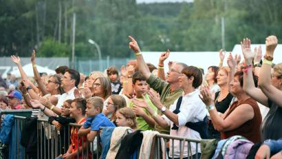 Bild: Tobias Schwarzmeier
Die Mischung stimmt – auf der Tännesberger Festivalbühne und beim Publikum aus drei Generationen.