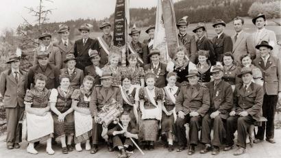 Repro: Archiv Wiche/exb
Die Schützengesellschaft Mehlmeisel war 1955 mit Festdamen zu Gast in Waldeck.