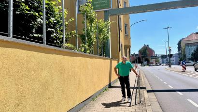 Bild: Gabi Schönberger
Ibrahim Ilisik vor seinem Haus in der Nikolaistraße. Dort lässt er auf einer Mauer Wein wachsen, aus anhaltendem Ärger über die Stadt.