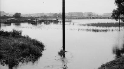 Bild:  Stadtarchiv Weiden/ Sammlung Bonkoß
Hochwasser in Weiden 1954: "Das Naabtal gleicht einer Seenplatte", titelte am 12. Juli 1954 der Neue Tag.