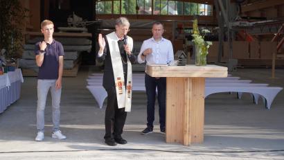 Bild: fvo
Der Waldthurner Pfarrer Norbert Götz segnet die neue Fertigungshalle von Riedl Holzbau. Anschließend erhielt er von Firmenchef Alexander Riedl (rechts) eine Spende von 2000 Euro für die Wallfahrtskirche am Fahrenberg und den Kindergarten Waldthurn.