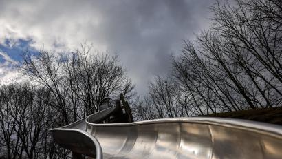 Symbolbild: Ulrich Perrey /dpa
Eine Frau hat sich bei einer Rutsche verletzt.