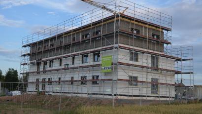 Bild: ak
Das erste von insgesamt 14 Mehrfamilienhäusern im Wohnquartier der Ziegler-Group „Am Laibacher Weg“ in Speichersdorf steht. Durch vorgefertigte Holzmodule wurde das Gebäude innerhalb von acht Tagen zusammengebaut.