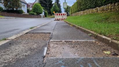 Bild: kaz
Das Bauamt Kemnath bemängelte die Arbeit der Firma Powerkom. Nach dem Einbau der Glasfaser fehlt an vielen Stellen noch eine Deckschicht in einigen Straßen- und Gehwegöffnungen – wie hier in der Wunsiedler Straße.