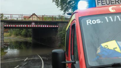 Bild: Wolfgang Steinbacher
Nach Starkregen wurden am Donnerstag, 1. August, Straßen in Rosenberg überschwemmt. Auch die Bahnunterführung in der Rosenbachstraße lief voll, weil die Kanalisation mit den Wassermassen überfordert war.