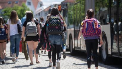 Symbolbild: Marijan Murat/dpa
In der Stadt Sulzbach-Rosenberg kamen bisher 410 Schüler in den Genuss einer kostenlosen Busfahrkarten. Nach einer Neuberechnung der Wegstrecken wohnen 60 Buskinder aber weniger als zwei Kilometer von ihrer Schule entfernt. Nach gesetzlicher Regelung gibt es für diese Mädchen und Jungen diese Gratis-Karten nun nicht mehr.