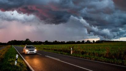 Symbolbild: Patrick Pleul/dpa
Sicher durchs Gewitter: Blitze können Autos und ihren Passagieren kaum etwas anhaben.