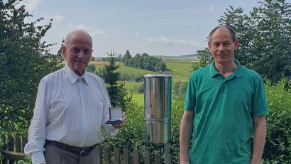 Bild: Deutscher Wetterdienst
Helmut Riedel (links) freut sich gemeinsam mit Ulrich Beck über seine Auszeichnung.