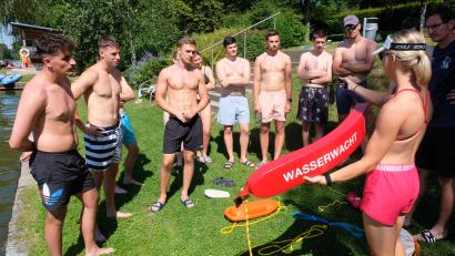 Bild: do
Trockenübungen und Aufklärung der Polizeianwärter vor dem Schwimmeinsatz am Rußweiher.