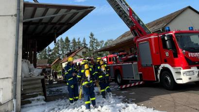 Bild: ihl
Nicht nur mit Wasser, auch mit Schaum wurde der Brand im Lagerhaus von Weidenthal gelöscht. Schadenshöhe und Ursache sind nun ein Fall für Gutachter.