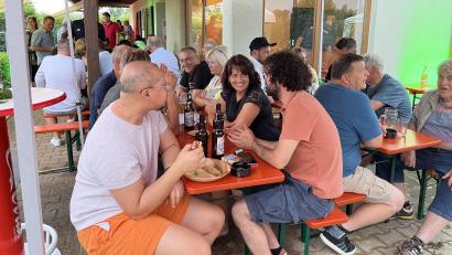 Bild: Peter Garreiss
Erstmals bot der Tennisclub Moosbach einen
„Mediterraner Abend“ auf der Tennisanlage in Moosbach an. Super gelaufen ist „Bella Italia“.