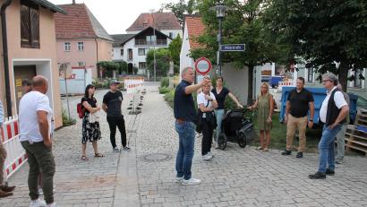 Bild: bjp
Ingenieur Michael Wagner (Mitte) erläuterte den Stadtverantwortlichen den Fortgang der Bauarbeiten in der oberen Altstadt.