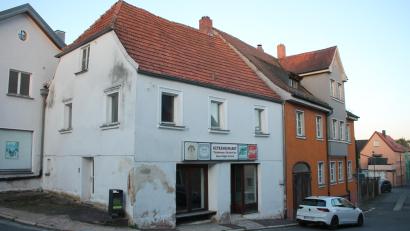 Bild: bjp
Das frühere Getränkemarkthaus und das repräsentative Rauch-Haus sollen als nächster Schritt der Stadtplatzplanung statischen Prüfungen unterzogen werden.