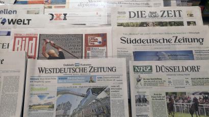 Bild: Norbert Schmidt, dpa
Tageszeitungen liegen in einer Buchhandlung aus.