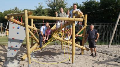 Bild: wel
Der neue "Kletterknoten Koloss" gefällt den Kindern ebenso wie (von links) Bürgermeister Rudolf Teplitzky, Alexander Ried, Anna-Maria Schmauß, Thomas Teich, Kai Alesik und Hubert Hammerer.