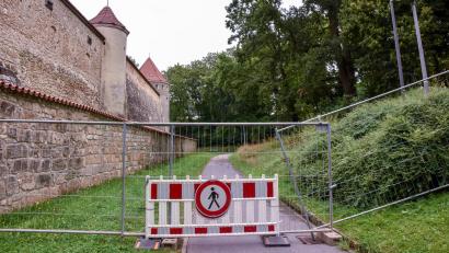 Bild: Stephan Huber
Der Stadtgraben wird aus Sicherheitsgründen bis zur erfolgten Fällung einer Rotbuche im Bereich zwischen der Bahnhofunterführung und der Brücke zum Nabburger Tor gesperrt.