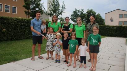 Bild: sne
Extremsportler Manuel Palecki übergibt 350 Euro an das Kinderturnen. Weitere 350 Euro bekommt der Kindergarten in Hütten.
