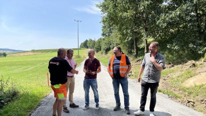 Bild: Stadt Windischeschenbach/exb
Fahrradfahrer können bald von Windischeschenbach bis Erbendorf komplett auf einem asphaltierten Weg fahren. Bis Ende August sollen alle dafür notwendigen Arbeiten abgeschlossen sein.