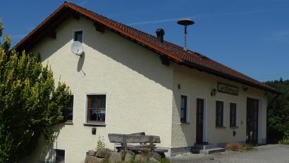 Bild: Houschka
Das ehemalige Feuerwehrhaus wird künftig von fünf Höglinger Vereinen genutzt. Die Organisationen werden laufende Betriebskosten übernehmen und sich an Absprachen zu halten haben. Dazu gehört die Order: "Das wird keine Party-Location sein."