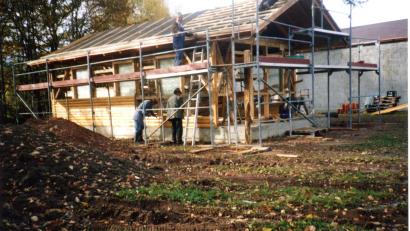 Bild: Archiv OWV Wernberg
Ein Höhepunkt der Vereinsgeschichte: Der Bau der OWV-Hütte im Jahr 1994. Jetzt wurde sie saniert und für die Zukunft fit gemacht.