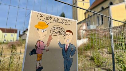 Bild: Gabi Schönberger
Wer steckt hinter der mysteriösen Karikatur am Windischeschenbacher Stadtplatz?