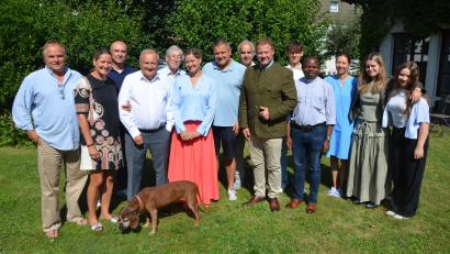 Bild: jr
Dr. Lothar Bäumler (Vierter von links) feierte am Donnerstag seinen 85. Geburtstag. Mit im Bild seine Kinder, Enkel und weitere Verwandte samt Hund "Wally" sowie Pfarrvikar Luke Eze (Vierter von rechts) und Bürgermeister Stefan Grillmeier (Sechster von rechts).