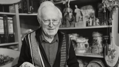 Archivbild: Portner
Die Schaffenskraft ist zu Ende: Ludwig Berger aus Eigelsberg ist im Alter von 83 Jahren verstorben. An seinem 80. Geburtstag präsentierte er eine Miniaturausgabe seines Weltrekord-Bierkruges in der Hobbywerkstatt.