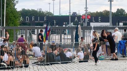 Bild: Frank Hoermann / Sven Simon, dpa
Schon zur Mittagszeit warteten am Freitag in München zahlreiche Adele-Fans auf den Einlass in die Open-Air-Arena.