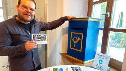 Bild: lg
„Schreiben Sie doch mal wieder eine Postkarte“, rät Christoph Ahlemeyer und hält hierfür Karten, Marken und Postkasten bereit.