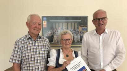 Bild: Sabine Wilde /exb
Kirchenpfleger Georg Münch (links) und Bürgermeister Bernhard Lindner (rechts) freuen sich mit Marianne Moosburger über die erste Chronik über das Hahnbacher Kloster.