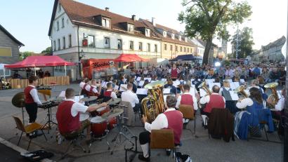 Bild: bey
Das Große Vereinsorchester Waidhaus sorgt bei der Serenade in Pleystein für schöne Melodien rund um den Marktplatz.