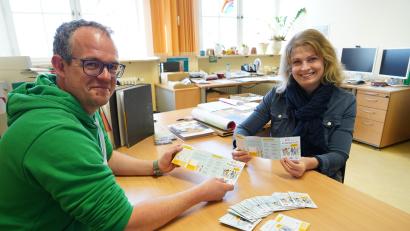 Archivbild: kaz
Rainer Seidel, hier mit Jugendamtsleiterin Sabine Konrad, bei der Präsentation des Kinderrechtepasses. Er soll helfen, vor sexualisierter Gewalt zu schützen.