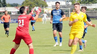 Bild: heh
Endstation Michael Schultes (links): Der Torhüter des SV Mitterteich war der sichere Rückhalt beim 3:0-Heimsieg gegen den SVG Steinachgrund.