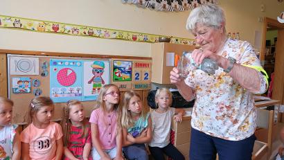 Bild: bsc
Tief beindruckt zeigten sich (sitzend von rechts) Isabella, Emy, Zlata, Victoria, Nina und Melina, als die sehbehinderte Maria Röger (stehend) den Kindern das Füllen eines Wasserglases mit Hilfe eines Füllstandsmessers zeigte.