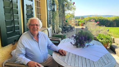 Bild: ihl
Burkhard Graf Beissel von Gymnich auf seinem Lieblingsplatz vor seiner Schlosswohnung in Guteneck. Am 5. August wird er 70 und hat immer noch zu wenig Zeit, den Ort zu genießen.
