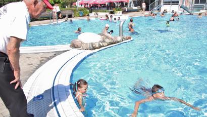 Bild: td
Wasserwacht-Mann Wolfgang Bernert passt am Wochenende im Freizeit- und Erholungszentrum Perschen nicht nur auf, dass nichts Schlimmes passiert, er gibt auch manchmal wertvolle Tipps für Schwimmanfänger.